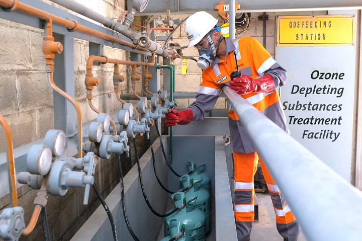 Aktivitas pengecekan flow meter sebelum dilakukan pemusnahan Bahan Perusak Ozon (BPO) di fasilitas Ozone Depleting Substances (ODS) Pabrik Narogong, Jawa Barat. SP/SIG