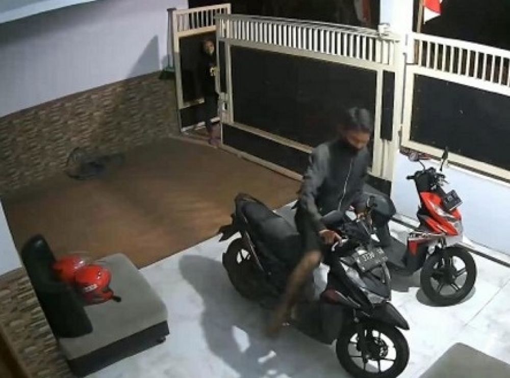 Tangkapan layar rekaman CCTV yang menunjukkan pelaku saat mengambil motor milik korban.