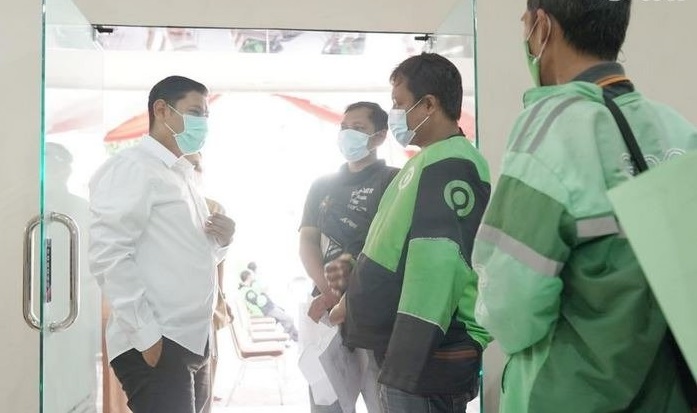 Wali Kota Kediri Abdullah Abu Bakar berbincang dengan beberapa pengemudi ojol yang akan melakukan vaksinasi dosis kedua.