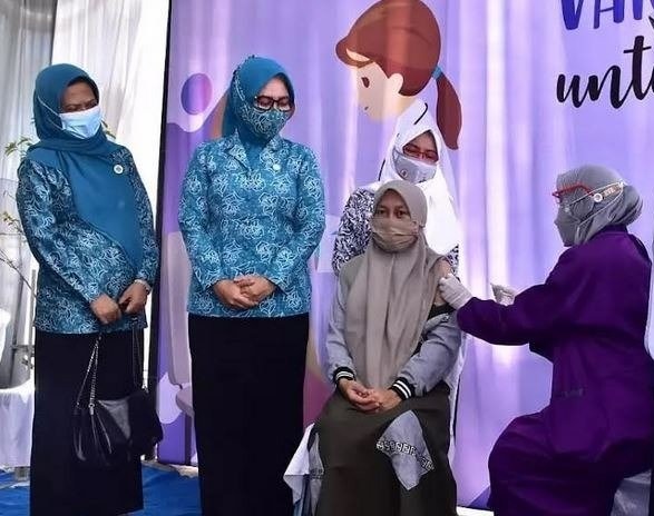 Penta Ahmad Dawami Ketua TP PKK meninjau pencanangan vaksinasi ibu hamil di Puskesmas Wungu, Jumat (10/9/2021)