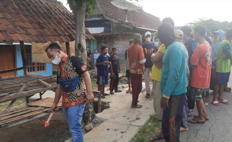 Petugas kepolisian dari Tim Identifikasi Sat Reskrim Polres tuban saat melakukan olah TKP. 