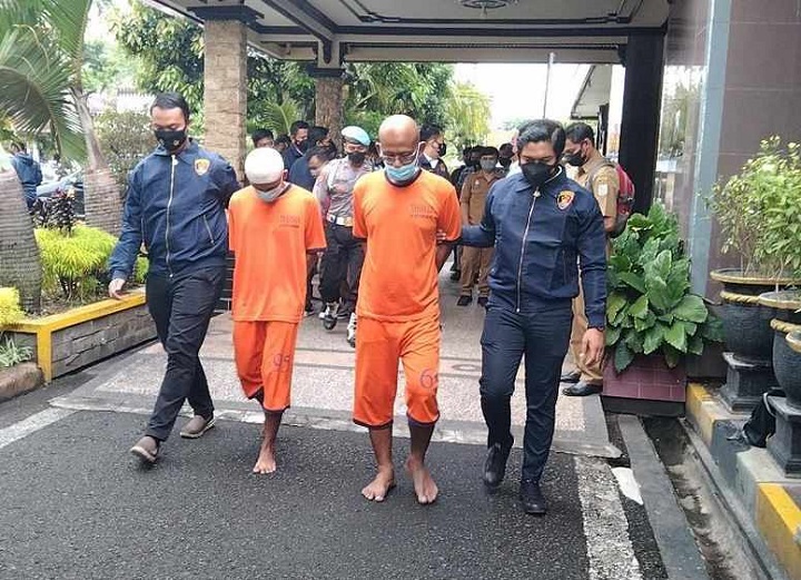 Dua tersangka saat digelandang petugas. 