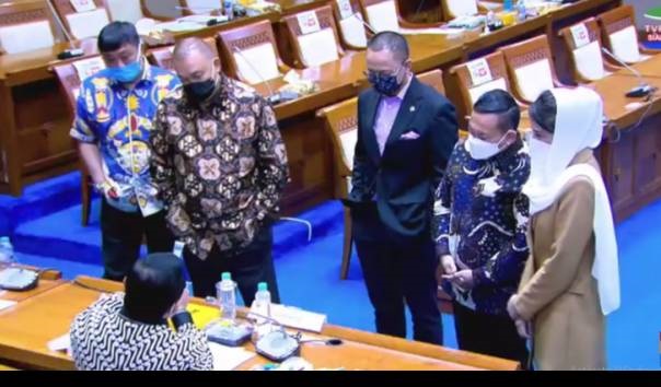 dr Terawan saat memeragakan proses pembuatan vaksin berbasis sel Dendritik di depan anggota Komisi VII DPR RI, Rabu (16/6/2021). SP/Rmc