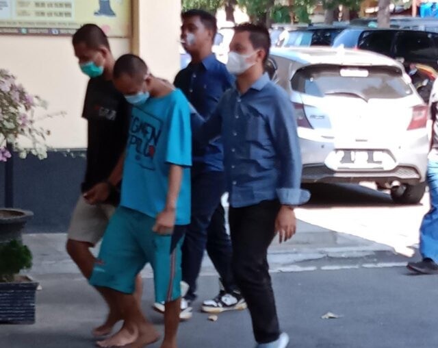 Petugas mengamankan dua anggota geng motor yang menganiaya pengendara motor.