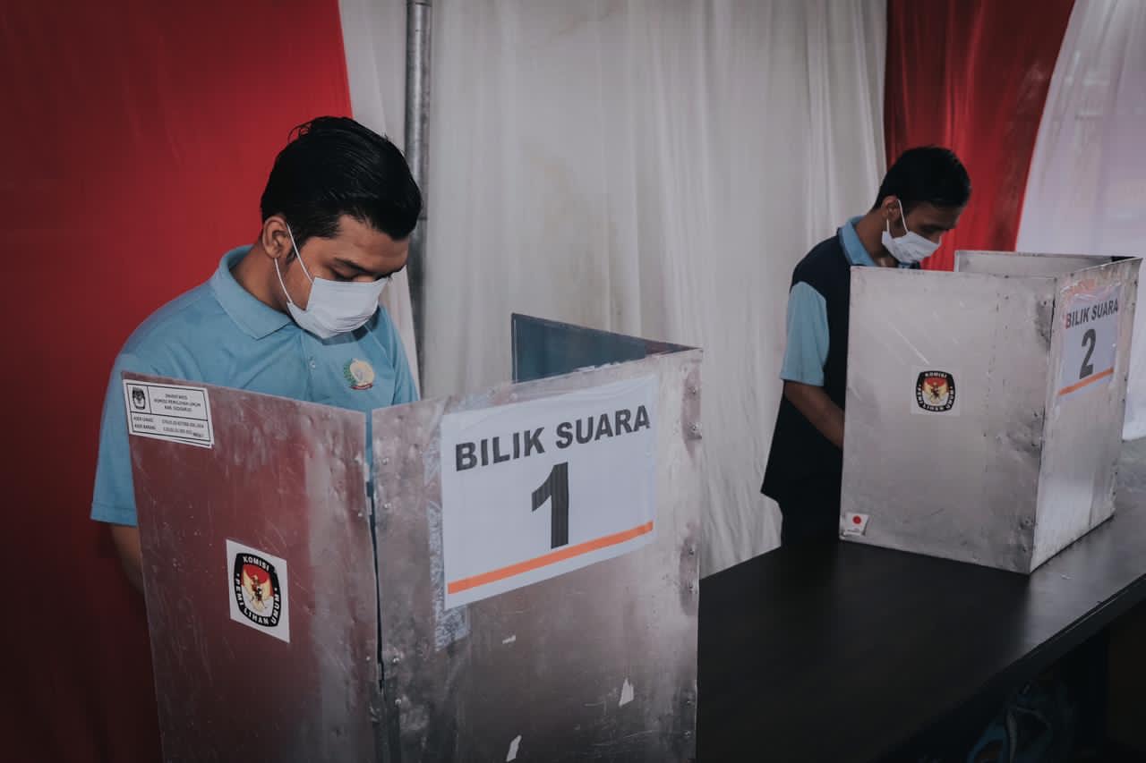 Warga binaan pemasyarakatan lapas Kelas IIA Sidoarjo saat menggunakan hak pilihnya di TPS Lapas Kelas IIA Sidoarjo. Terhitung ada 501 WBP mendapatkan hak suaranya. Rabu (9/12/2020). SP/ MOCHAMMAD KASYFI FAHMI