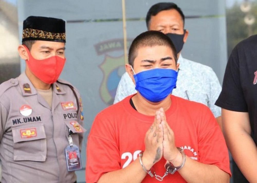 Pemuda berinisial B warga Kalijudan Surabaya terus menangis usai diamankan polisi saat Pers Rilis di Halaman Polrestabes Surabaya, Jawa Timur, Jumat (24/4/2020). SP/BD