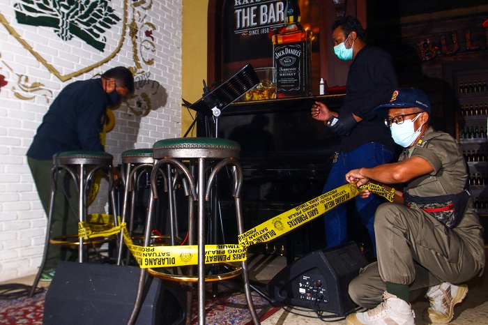 Petugas gabungan Satpol PP Pemprov Jatim, Polda Jatim, TNI, Ormas dan relawan Covid-19, mendapati sejumlah tempat hiburan yang nekat beroperasi di masa PPKM. SP/ Julian Romadhon