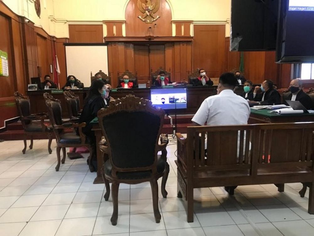 Tampak persidangan perkara MeMiles yang digelar secara online di PN Surabaya, Senin (29/6/2020). Ketua majelis hakim akan mengusulkan ke pimpinan agar sidang kasus ini digelar secara tatap muka. SP/BUDI