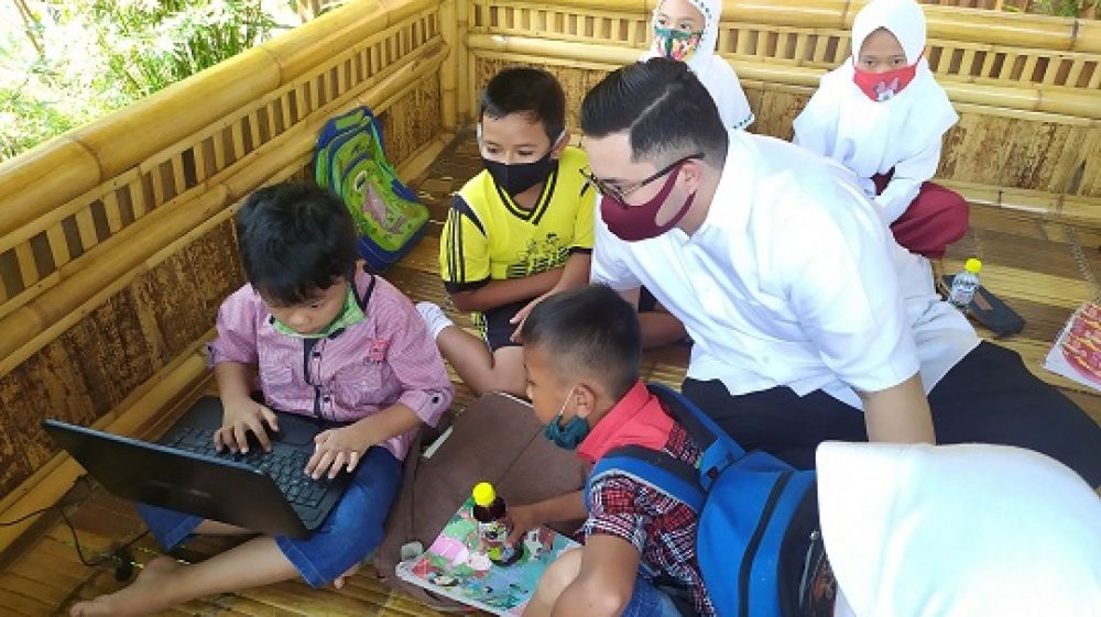 Mas Ditho bersama anak-anak melihat cara pembelajaran secara daring dengan menggunakan program DITO.SP/Can