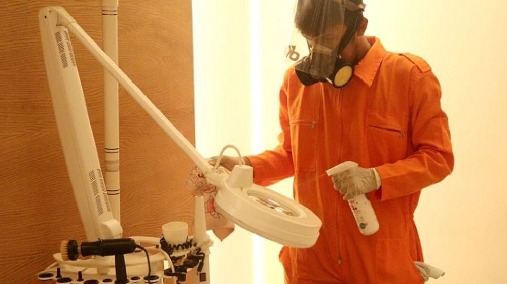 Perlengkapan salon saat di semproti Sanitizer BerryC Active Sanitizer Water. SP/ALQ