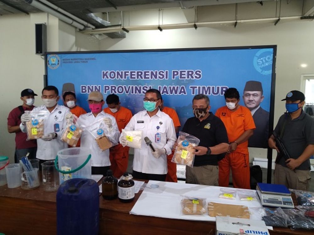 Badan Narkotika Nasional Provinsi (BNNP) Jawa Timur megungkap industry narkoba di salah satu hotel di kawasan Sedati, Sidoarjo. SP/tyan