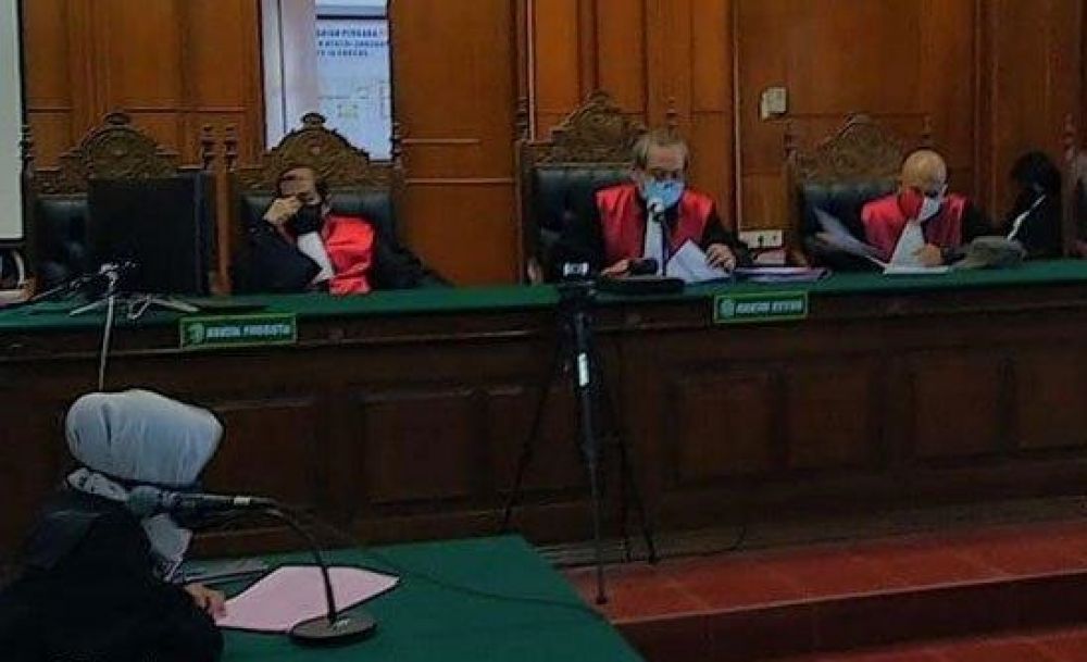 Suasana sidang kasus tipu gelap jual beli ikan  dengan terdakwa Vonny Sunarto alias Mira yang digelar secara daring di pengadilan negeri Surabaya. 