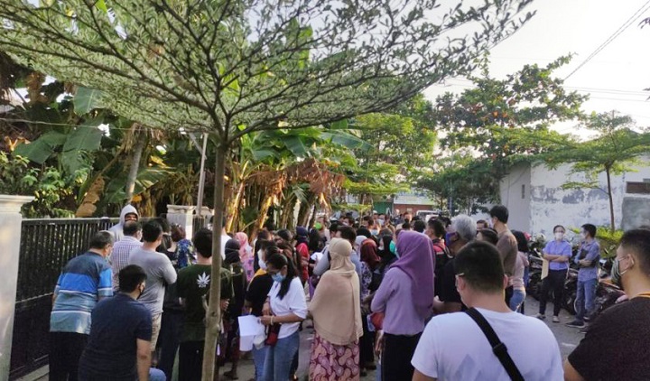 Ratusan warga mengantre untuk mendapat vaksin covid-19 tahap dua di salah satu puskesmas di Surabaya.