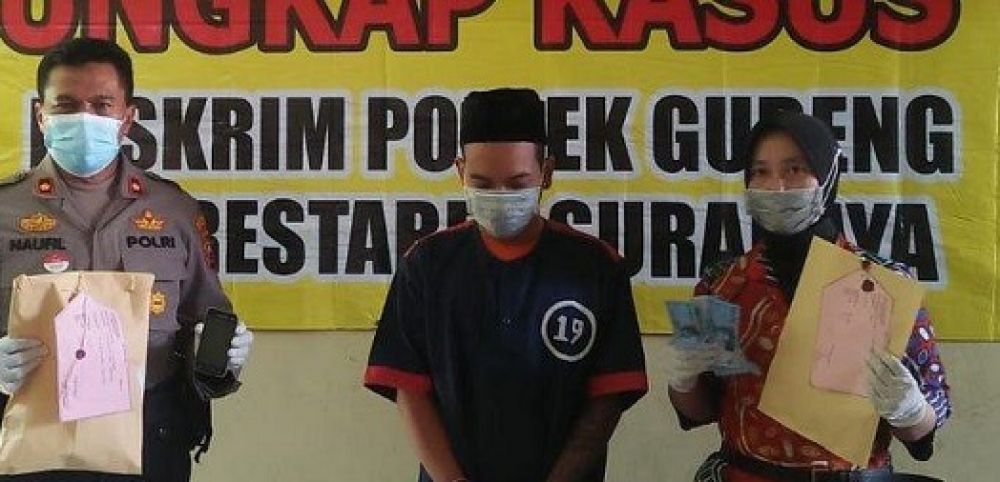 Tersangka FR diapti polisi di Mapolsek Gubeng Surabaya.