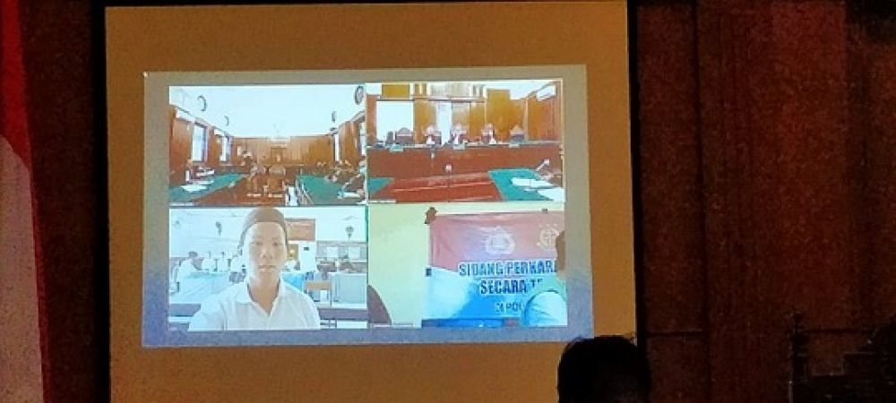 Sidang teleconference yang digelar pengadilan negeri surabaya terhadap terdakwa Abdul Rohman yang mengintip dan memotret tetangga yang tengah tertidur. SP/Budi