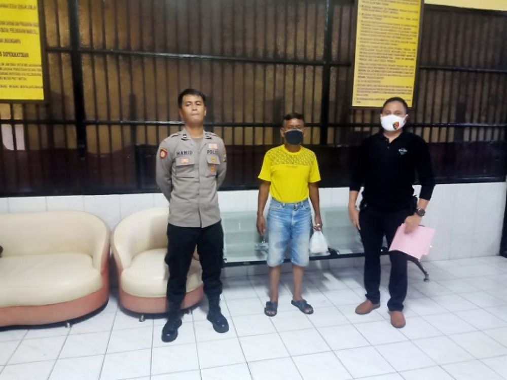Dadang Rastiana, pelaku pencabulan saat diamankan di Polrestabes Surabaya. (SP/jemmi)