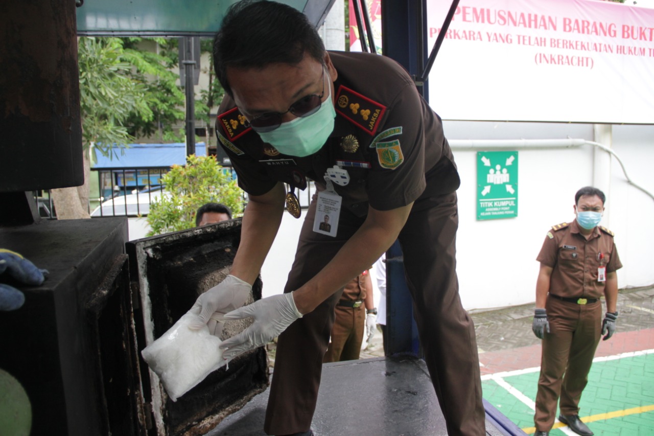Foto: Kejari Tanjung Perak Surabaya memusnahkan 8,7 kilogram barang bukti sabu yang berasal dari 104 perkara dalam periode November hingga Desember 2020, Selasa (12/1/2021).SP/BUDI