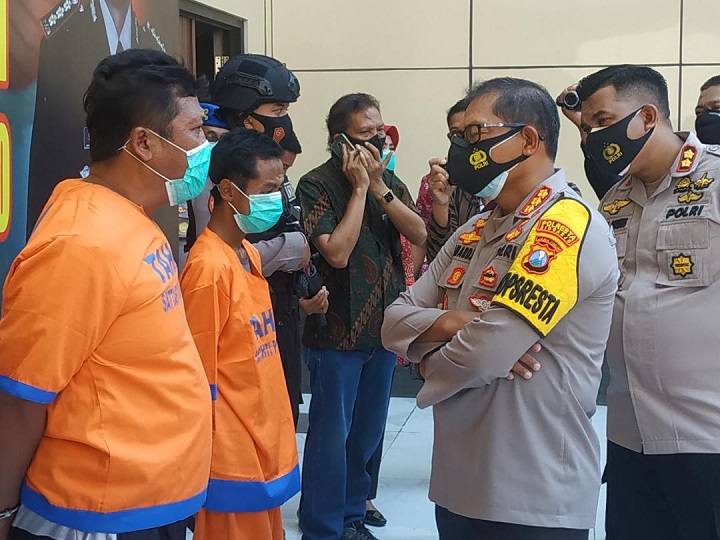 Kapolresta Sidoarjo Kombes Pol Sumardji menginterogasi pelaku pencabulan. SP/Sugeng