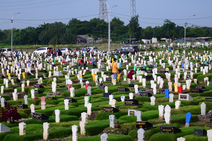 TPU Keputih yang menjadi makam khusus pasien covid-19 mulai penuh. SP/Patrik Cahyo