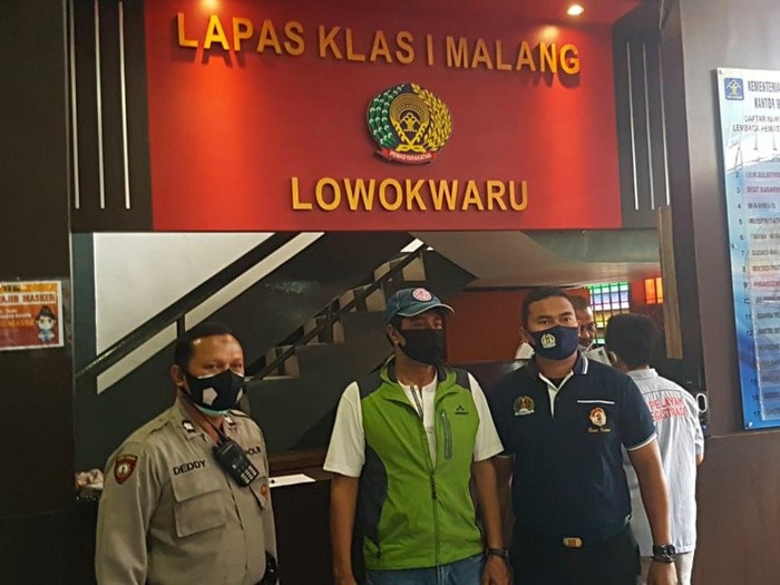 Khan A Ahmad, WNA asal Kanada (tengah) saat diamankan petugas akibat palsukan dokumen.