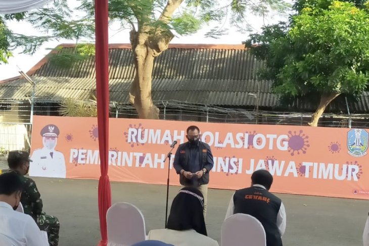 Plh Sekdaprov Jatim Heru Tjahjono menyampaikan sambutan di sela peresmian pengoperasian Rumah Sakit Isolasi untuk OTG di area Asrama Haji Sukolilo Surabaya, Jumat (25/6/2021).