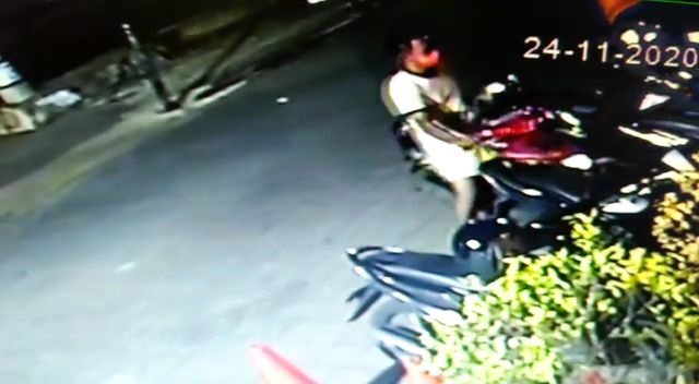 Tangkapan layar CCTV menunjukkan pelaku pencurian helm tengah beraksi. SP/Septyan