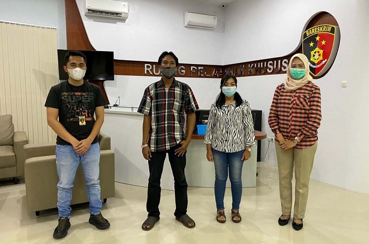 Pasutri yang videonya viral usai dimintai keterangan di unit PPA Satreskrim Polrestabes Surabaya. 