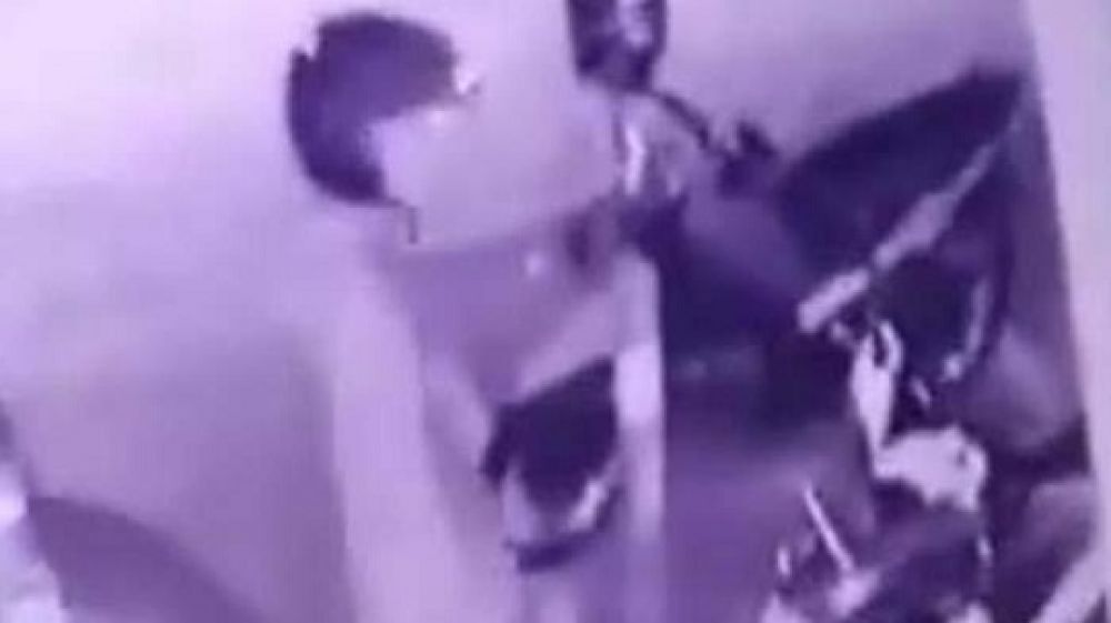 Tangakapn layar CCTV yang menunjukkan aksi pencurian motor di jalan raya Jemursari No 101, Jemur Wonosari, Wonocolo Surabaya. 