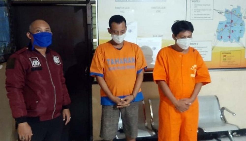 Dua bandit pencuri motor saat diamankan di Mapolsek Gedangan, Sidoarjo.