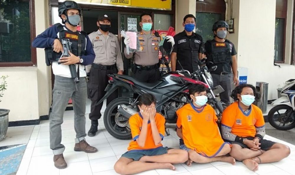 3 pelaku pencurian motor dan barang bukti motor saat diamanankan di Mapolsek Sukolilo, Surabaya. SP/jemmi