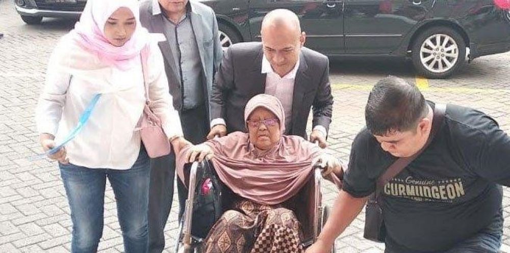 Hj. Siti Aisyah (80) terdakwa kasus pemalsuan akta otentik saat menjalani pemeriksaan beberapa waktu yang lalu