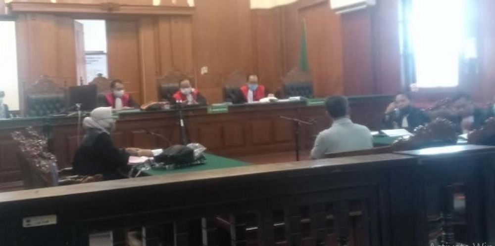 Suasana sidang teleconference yang digelar Pengadilan Negeri Surabaya di ruang Cakra terhadap terdakwa Mulyo, Kamis (14/5). SP/Budi