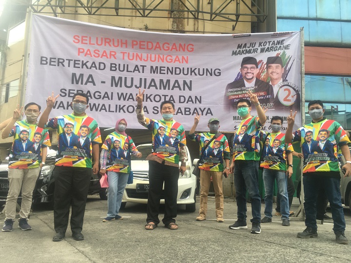 Pedagang pasar Tunjungan Surabaya menunjukkan dukungannya terhadap paslon No 2 Machfud Arifin-Mujiaman menjadi Wali kota Surabaya. SP/Alqomar