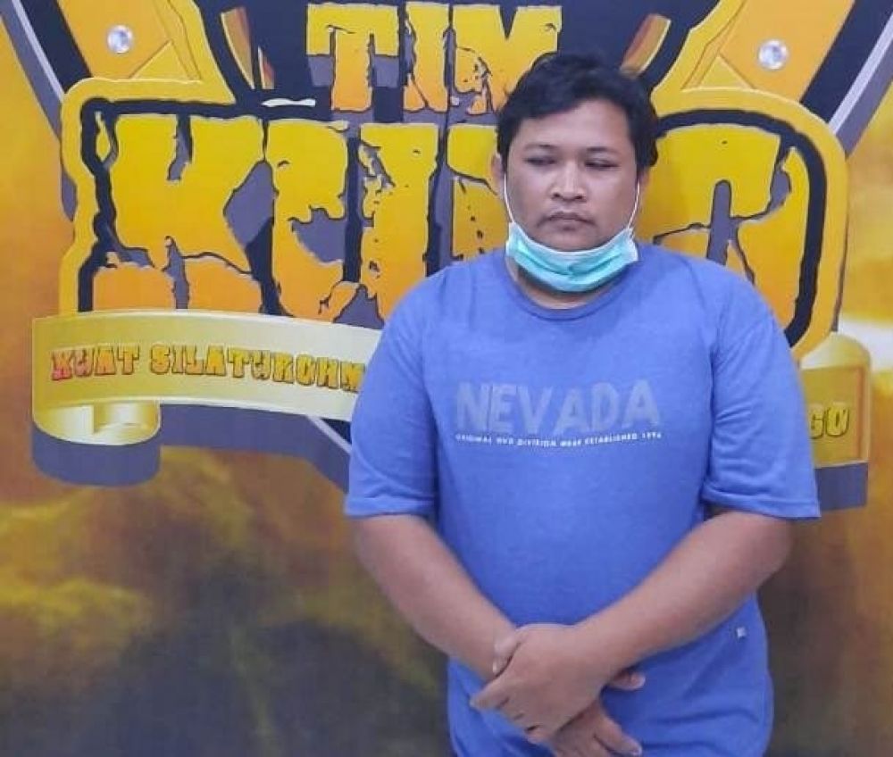 Tersangka Abdul Halim saat diamankan di Polres Lumajang.