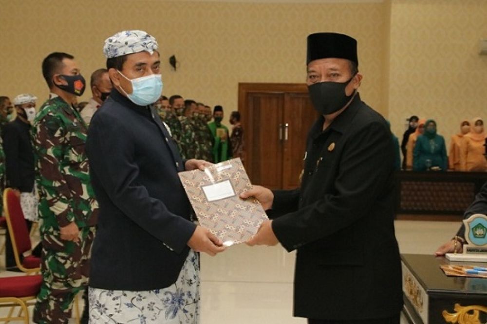 Herry Pranoto Pj Sekda Lamongan saat menerima SK dari Bupati Fadeli. SP/MUHAJIRIN KASRUN