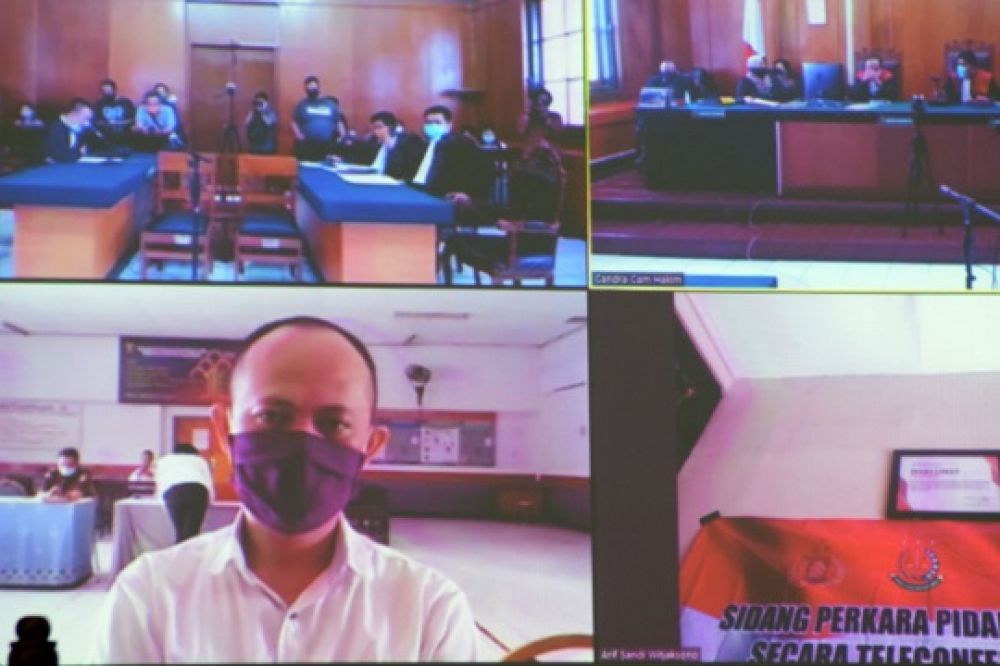 Terdakwa M Sidik Sarjono menjalani sidang tele confernce di Ruang Candra, Pengadilan Negeri, Surabaya, Jawa Timur, Kamis (14/5). SP/patrik cahyo