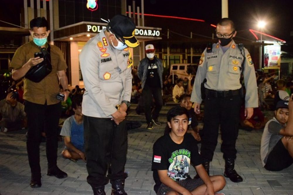 Para remaja yang diamankan di exit Tol Porong, diduga karena terlibat balap liar pada Sabtu, (16/5). SP/sugeng