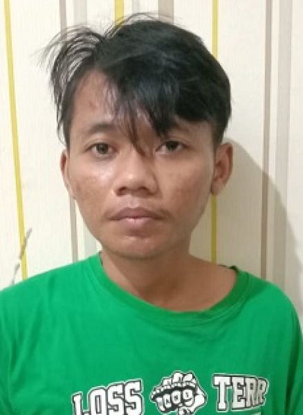 Mahasya (19), tersangka penyalahgunaan narkotika jenis sabu saat berada di Mapolsek Dukuh Pakis.