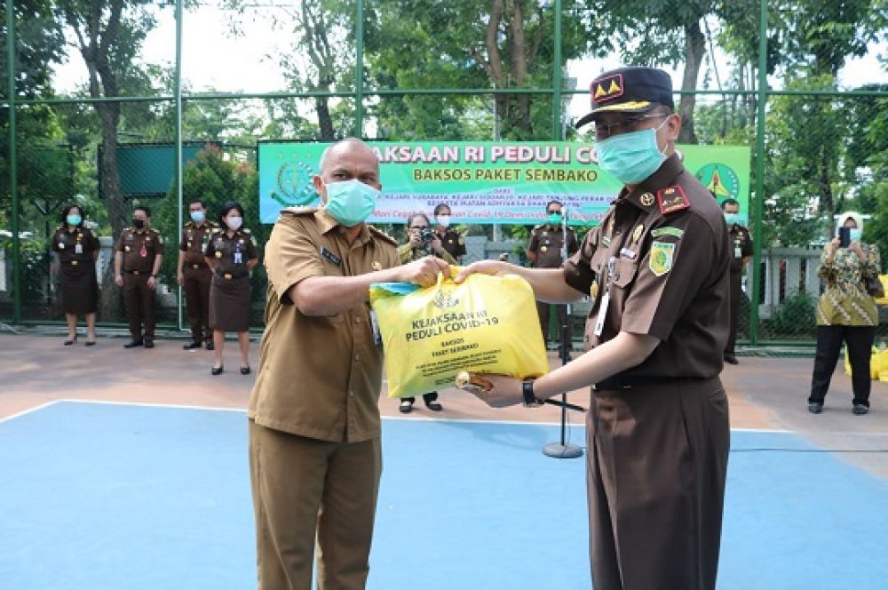 Penyerahan sembako secara simbolis oleh Kejati Jatim. (SP/budi)