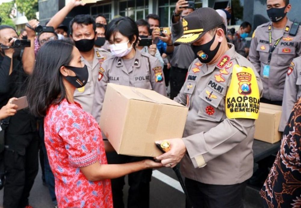 Kapolda Jatim Irjen Pol Mohammad Fadil Imran memberikan bantuan sembako kepada pelaku usaha bidang pariwisata yang terdampak covid-19. SP/Arlana