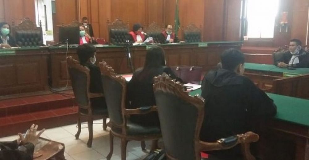 Suasana sidang teleconference yang digelar pengadilan negeri (PN) Surabaya terhadap lima terdakwa pembunuh sales mobil Suzuki UMC yang mayatnya dibuang ke jurang. (SP/budi)