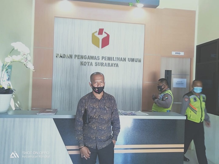 Nurul Hidayat mendatangi kantor Badan Pengawas Pemilu (Bawaslu) Surabaya untuk melaporkan Plt kepala dinas DKRTH Surabaya dan Armuji. SP/Alqomar
