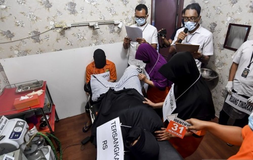 Petugas kepolisian Polda Metro Jaya melakukan reka ulang adegan kasus aborsi ilegal di kawasan Percetakan Negara, Jakarta, Jumat (25/9/2020). 