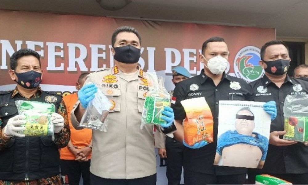 Kapolrestabes Medan Kombes Pol Riko (dua dari kiri) saat rilis kasus di Mapolrestabes medan, Jum’at (25/9).