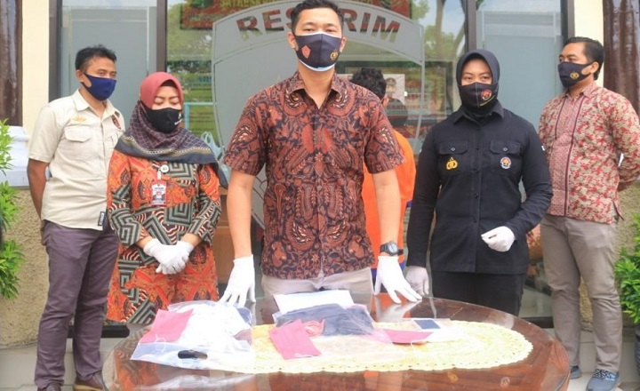 Kasat Reskrim Polres Ponorogo  AKP. Hendi Septiadi saat melakukan press release persetubuhan dibawah umur.