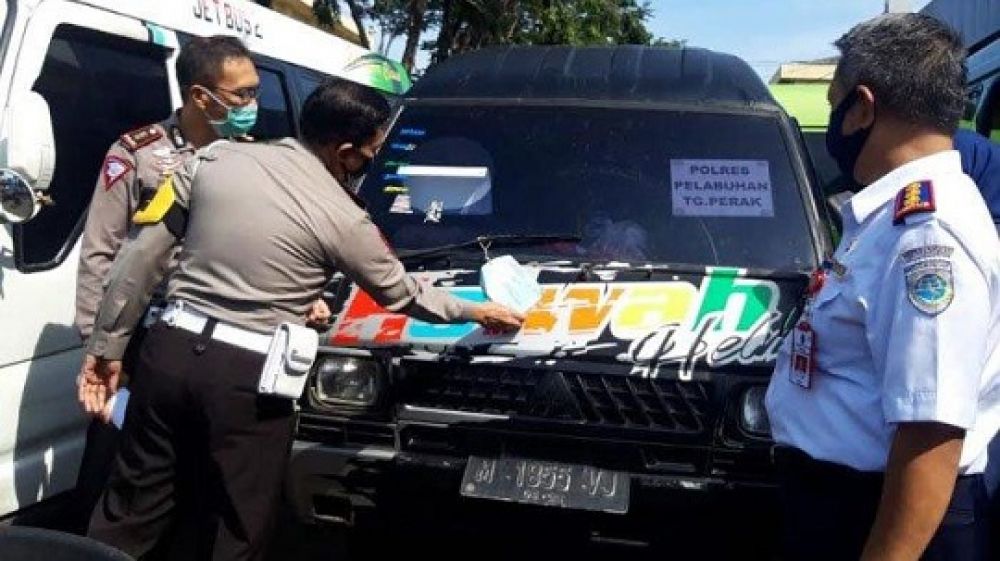 Dirlantas Polda Jatim, Kombes Budi Indra Dermawan dan kepala Dinas perhubungan (Dishub) Jatim Nyono saat mengecek kendaraan pribadi yang dijadikan travel gelap di Mapolda Jatim. SP/tyan