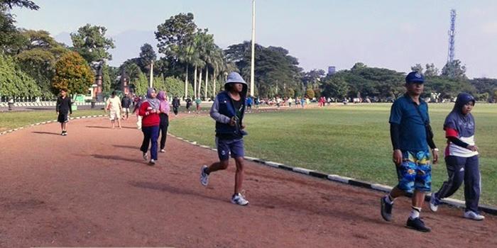 Beberapa warga melakukan aksi jogging di Lapangan Rampal.
