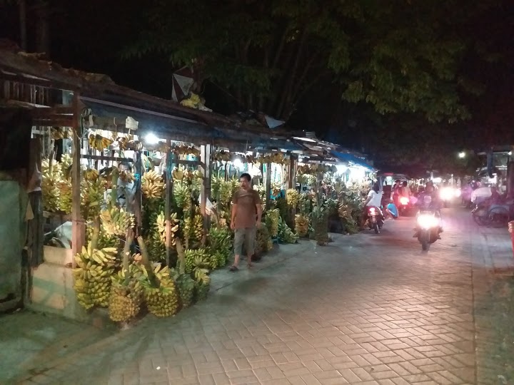 Pedagang di Pasar Asem Simo Surabaya resah kalau lapaknya akan digusur oleh Satpol PP dan dijadikan SPBU.