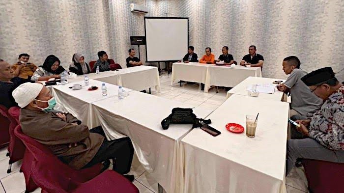 Pengurus KONI Kota Pasuruan saat rapat