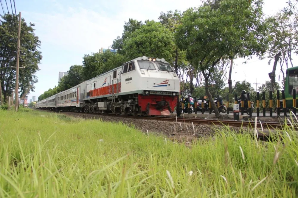 Sisa 16 KA Lokal yang Masih Beroperasi di Wilayah PT KAI Daop 8 Surabaya